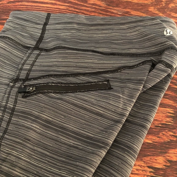 Lululemon Run Top Speed Crop Cyber Stripe Coal Blk - Picture 5 of 7